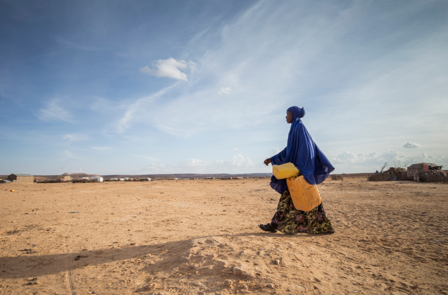 阿杨（Ayan）正前往一口井汲水。她住在索马里兰加拉达格地区（Garadag）的本地流离失所者营地。由于该地区长期干旱，她的家庭失去了放牧的生计，也为寻找到食物和水源而费尽心力。摄影：Petterik Wiggers /乐施会（2017）