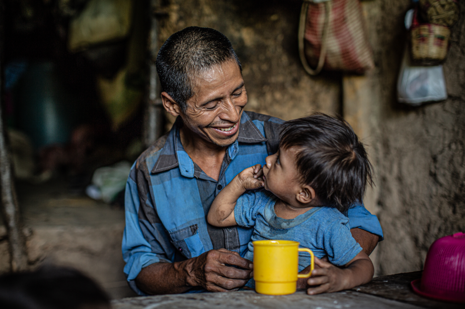 卢卡斯·阿尔达纳（Lucas Aldana）是一位农夫，他与妻子和5个孩子一起生活在危地马拉的卡帕罗萨（Caparrosa）。这个家庭种植各种农作物，但收成受到降雨不足的影响。摄影：Pablo Tosco / 西班牙乐施会（2019）